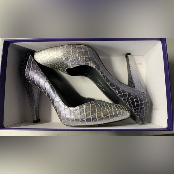 Stuart Weitzman silver grey animal scale print high heel pumps 7.5 m - Picture 3 of 9